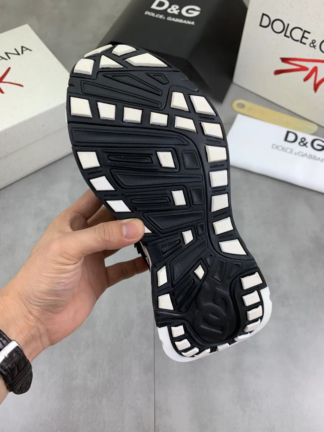 Men's shoes 💰P560💰 [New style] top original quality, synchronized with "DOLCE&GABBANA [Dolce & Gabbana] ~ high quality." effect. Low-cut casual DG men's shoes, loved by many celebrities, using high-end imported first-layer calfskin splicing design + cowhide feet, simple and elegant, perfectly interpreting the latest inspiration for shoes, classic and fashionable integration. Luxurious dreams, driving fashion, suitable for drivers, lightweight and comfortable, light and breathable for outdoor travel, high-end quality Trustworthy, 4️⃣colors🉑️ to choose from! Code number: 38-46
